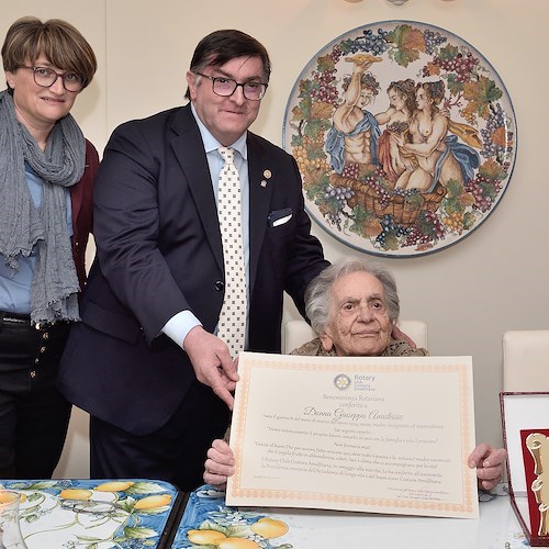 Donna Giuseppa Anastasio compie 100 anni e riceve la Benemerenza Rotariana: festa a Conca dei Marini<br />&copy; Pino Falcone - CVC Conca