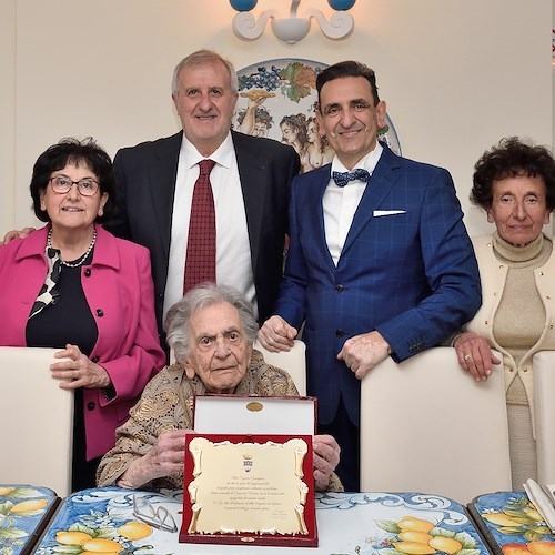 Donna Giuseppa Anastasio compie 100 anni e riceve la Benemerenza Rotariana: festa a Conca dei Marini<br />&copy; Pino Falcone - CVC Conca