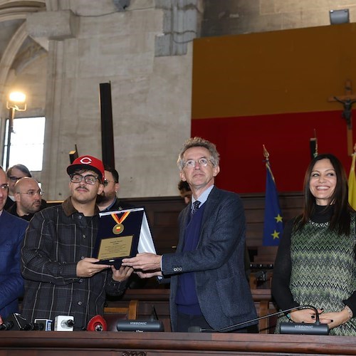 Dopo Sanremo Geolier torna nella sua Napoli, il giovane rapper premiato a Castel Nuovo: «Sono un prodotto della città»<br />&copy; Comune di Napoli