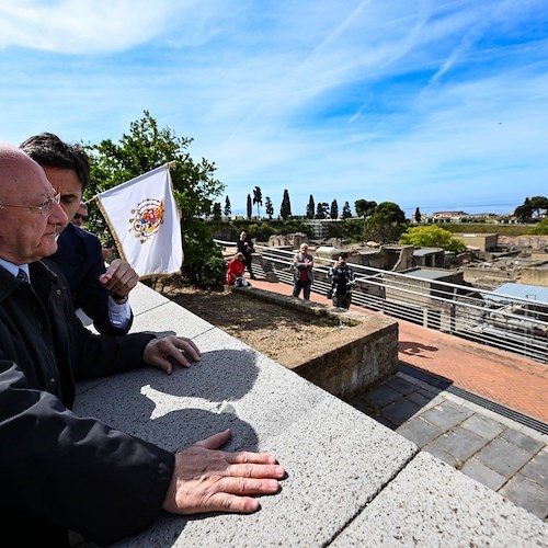 piazza Carlo di Borbone con vista sugli Scavi<br />&copy; Vincenzo De Luca