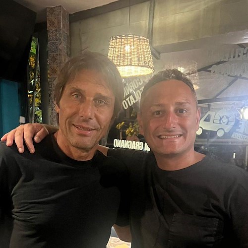 Antonio Conte festeggia il Ferragosto nella sede storica di Johnny Take Uè