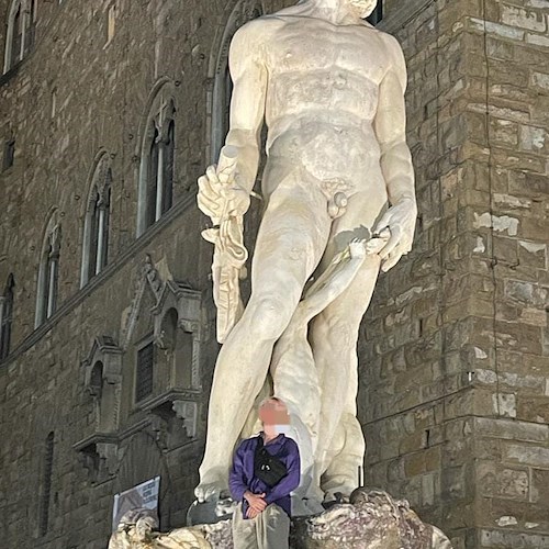 Turista sulla fontana del Nettuno<br />&copy; Dario Nardella