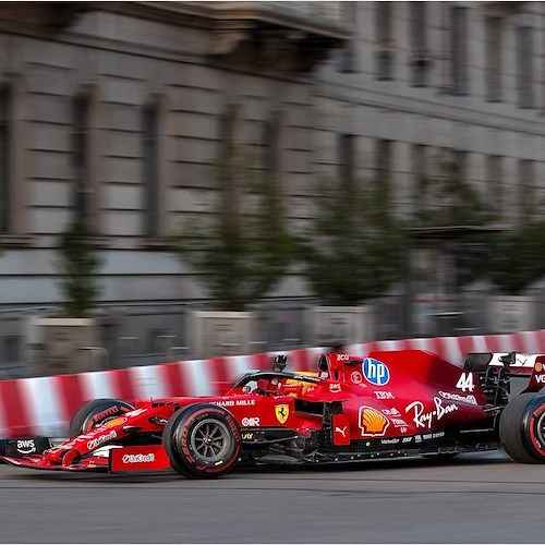 Ferrari F1 che sfreccia per le vie di Milano<br />&copy; Sergio Aresi