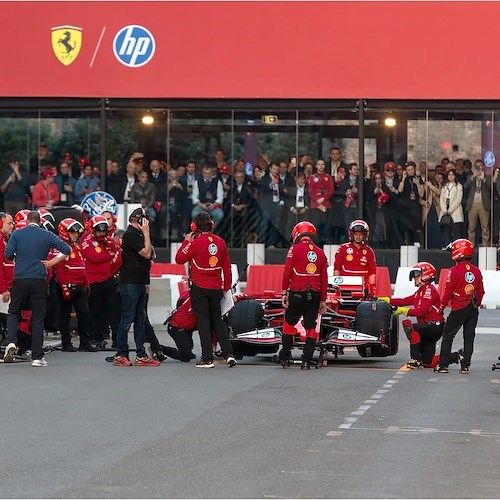 Pit stop in piazza a Milano<br />&copy; Sergio Aresi