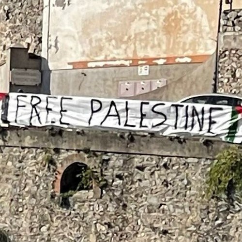Free Palestine, a Maiori esposto (e poi rimosso) striscione di giovani attivisti<br />&copy; Il Vescovado