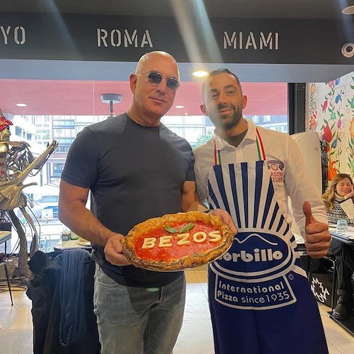 Sorbillo festeggia il Pizza Day con un ospite speciale: Jeff Bezos, proprietario di Amazon<br />&copy; Gino Sorbillo Artista Pizza Napoletana