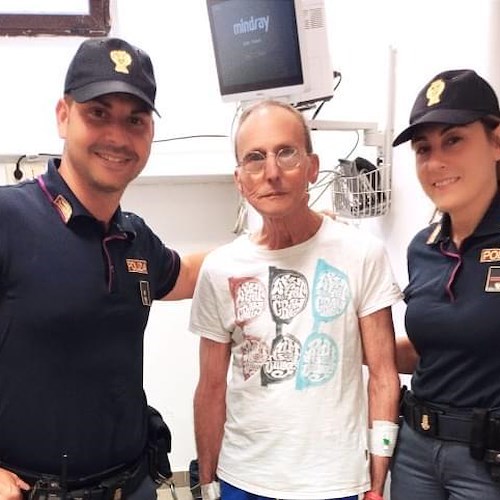 Il signor Giuseppe con i poliziotti<br />&copy; Polizia di Stato