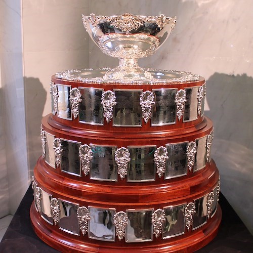Il trofeo della Coppa Davis esposto a Napoli / DATE e LUOGHI<br />&copy; Comune di Napoli