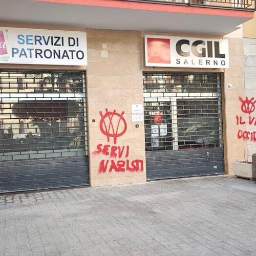 «Il vaccino uccide», «Servi nazisti». Scritte No Vax al patronato della Cgil di Salerno