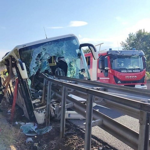 bus pieno di turisti finisce contro guardrail<br />&copy; Vigili del fuoco