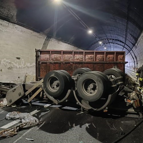 Incidente tra camion sull'A16 tra Napoli e Canosa<br />&copy; Vigili del fuoco