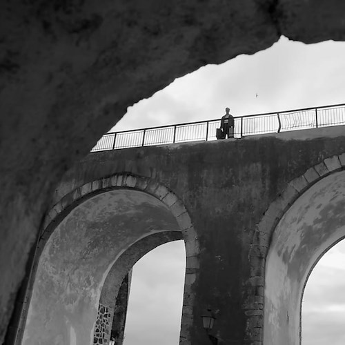 La Costa d'Amalfi in bianco e nero nel primo trailer ufficiale di Ripley, la nuova serie Netflix [FOTO-VIDEO]