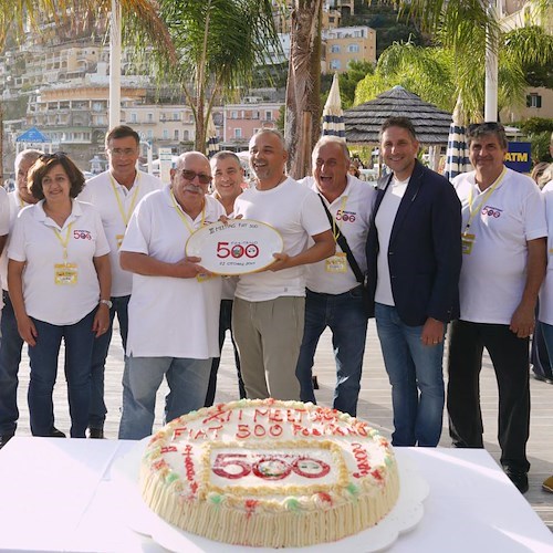 Le coloratissime Fiat 500 sfilano a Positano<br />&copy; Comune di Positano