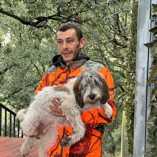 Il cane appena salvato in braccio al suo padrone<br />&copy; Massimiliano D'Uva