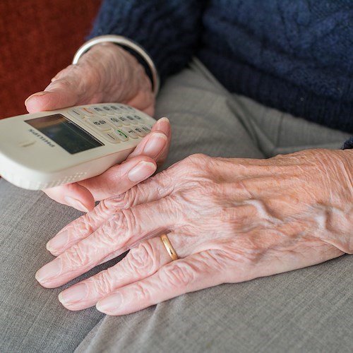 Anziana con in mano un telefono<br />&copy; sabinevanerp su Pixabay
