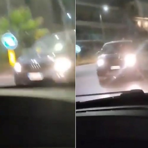 Auto in retromarcia per le strade di Mugnano<br />&copy; Foto tratta dal video pubblicato da Francesco Emilio Borrelli