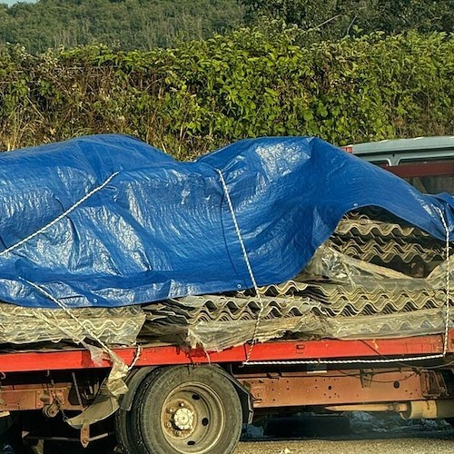 camion rubato con un carico di 400 chili di lastre in amianto