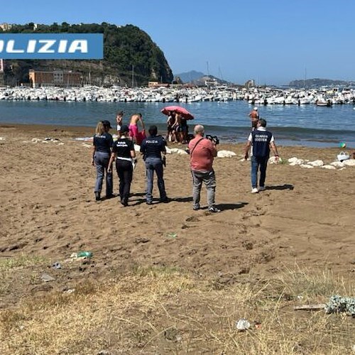 lido abusivo a Coroglio<br />&copy; Polizia