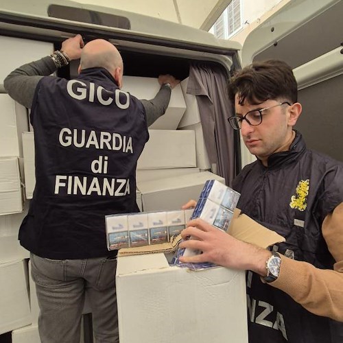 Sequestro di sigarette di contrabbando e contraffatte<br />&copy; Guardia di Finanza