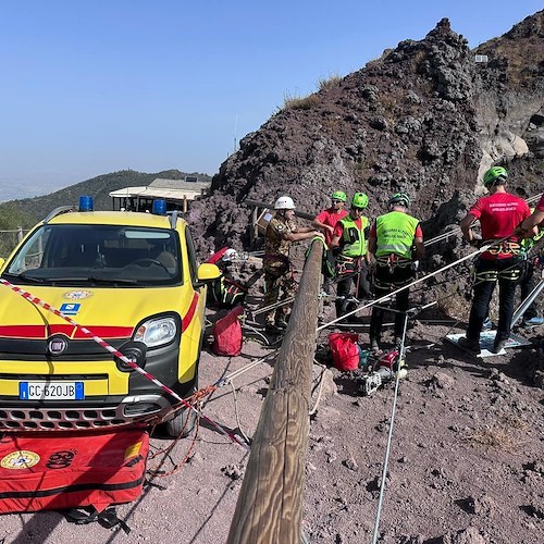 Napoli, il CNSAS tiene una simulazione di intervento sul cratere del Vesuvio<br />&copy; CNSAS