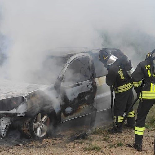 Auto in fiamme<br />&copy; Vigili del fuoco