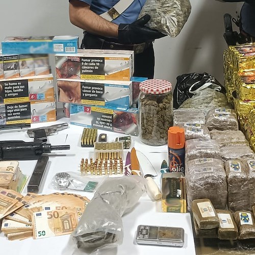 Oltre 120 mila euro in contanti, armi e 152 chili di hashish<br />&copy; Carabinieri Napoli