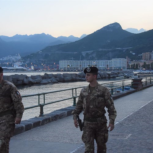 Pattuglia in servizio sul lungomare di Salerno