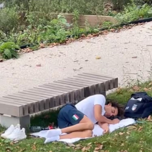 Thomas Ceccon dorme sul prato del villaggio olimpico<br />&copy; Husein Alireza