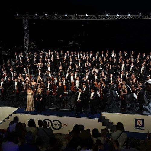 Standing ovation per l’Orchestra e il coro del San Carlo<br />&copy; r.caramiello