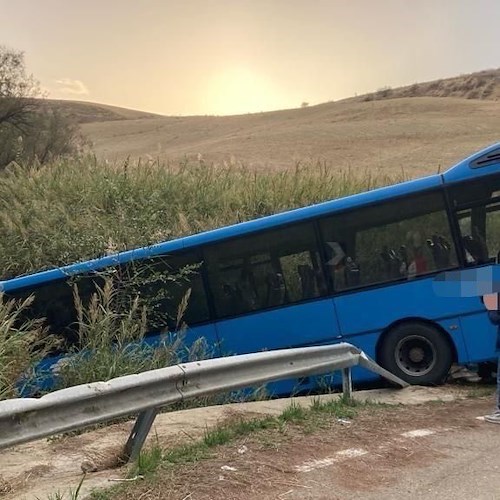 Paura a Montescaglioso, bus con 50 studenti finisce fuori strada: oltre 20 feriti, uno è grave<br />&copy; Vigili del Fuoco