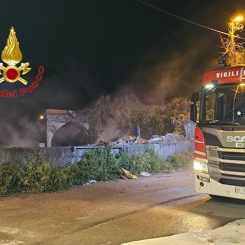 In fiamme discarica nell'ex Camino Real<br />&copy; Vigili del fuoco