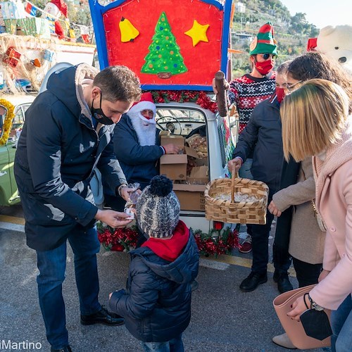 Doni per i bambini a Positano<br />&copy; Giuseppe Di Martino