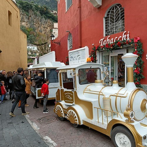 Positano, torna il Trenino della Vigilia che accompagnerà i bambini per le vie del paese<br />&copy; Comune di Positano