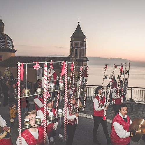 Praiano conclude il programma natalizio: 13 gennaio la sfilata del gruppo folk di Tovere di Amalfi Gli Amici di Masaniello .