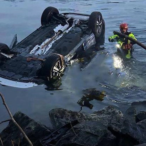 Precipitano con l'auto per 40 metri e finiscono nel lago di Como: morta una donna, gravissimi due uomini<br />&copy; vigili del fuoco