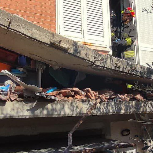 Roma, crolla balcone durante lavori di ristrutturazione: donna muore travolta sotto le macerie<br />&copy; vigili del fuoco