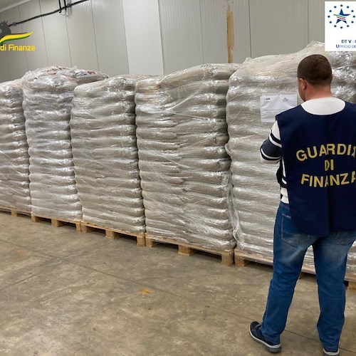 Salerno, 54 tonnellate di pellet sequestrate al porto: il carico era destinato ad azienda nel Barese<br />&copy; guardia di finanza