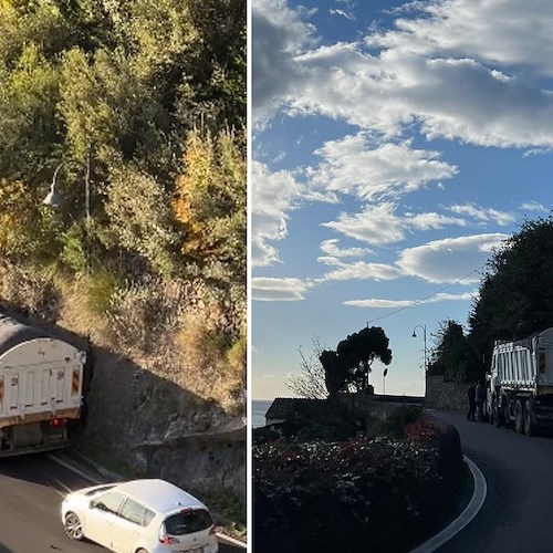 Scoppia pneumatico, camion si ferma lungo la SS163 Amalfitana<br />&copy; Andrea Gallucci, Massimiliano D'Uva