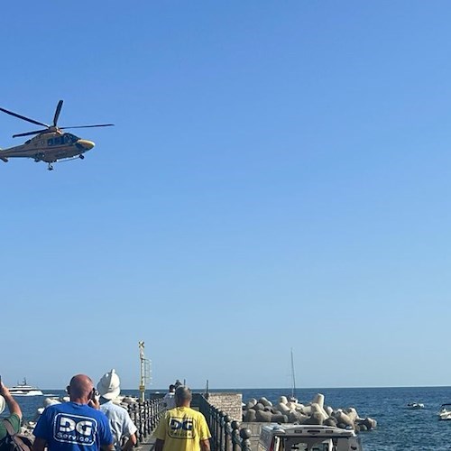 Elicottero alla darsena di Amalfi