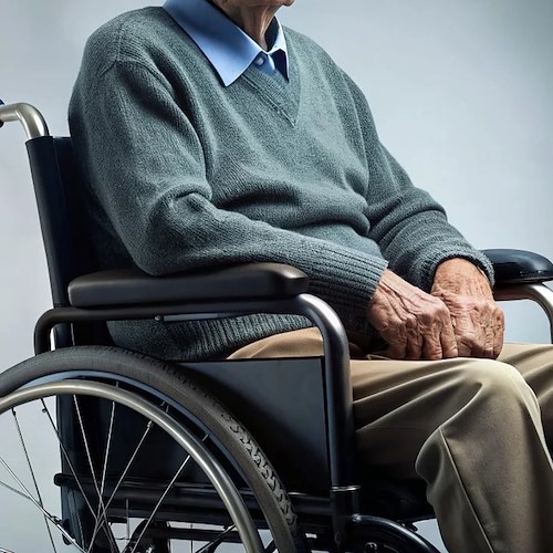 Anziano in sedia a rotelle<br />&copy; BulentYILDIZ