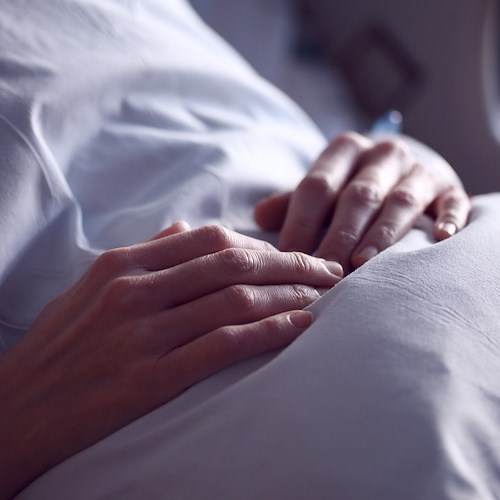 Donna in un letto di ospedale<br />&copy; AlexanderGrey su Pixabay