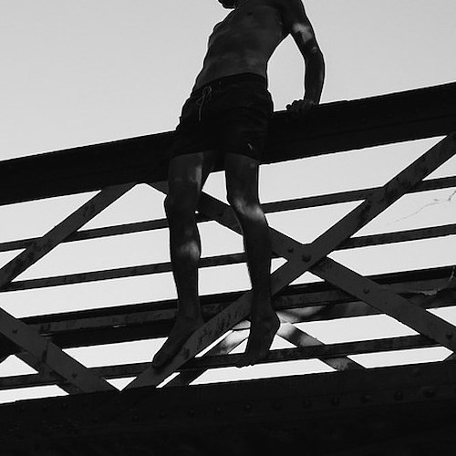 Uomo sul ponte<br />&copy; StockSnap su Pixabay