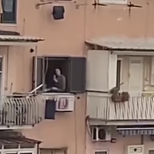 Terrore a Napoli: si barrica in casa, uccide la moglie e poi si suicida<br />&copy; Foto tratta dal video pubblicato su Facebook da Francesco Emilio Borrelli