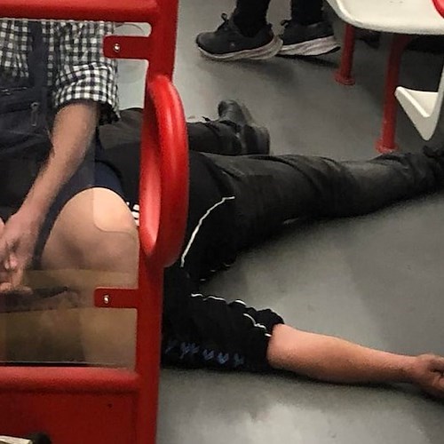 Ubriaco si addormenta sul pavimento del treno Napoli-Sorrento<br />&copy; Circumvesuviana. Guida alle soppressioni e ai misteri irrisolti