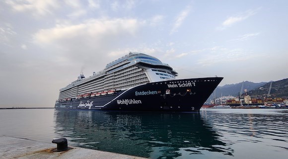 A Salerno ecco la nave da crociera da 315 metri Mein Schiff 7: a bordo oltre 3000 passeggeri 