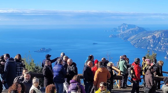 Agerola, inaugurato il Belvedere di Paipo: una vista mozzafiato dove cielo, mare e montagna di incontrano 