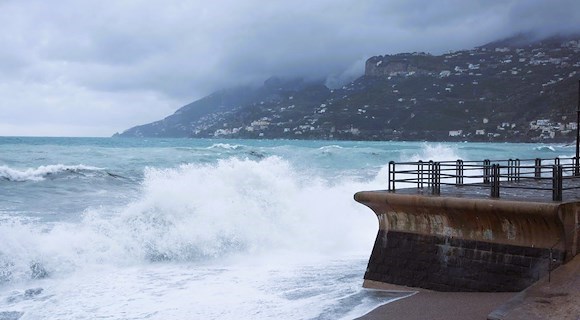 Campania, allerta meteo: in arrivo venti forti fino a burrasca e calo delle temperature 