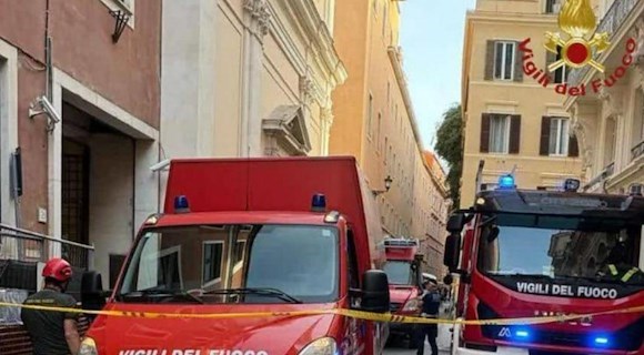 Crolla ascensore in un palazzo nel centro di Roma, morto operaio 48enne: tra i feriti gravi un 16enne 