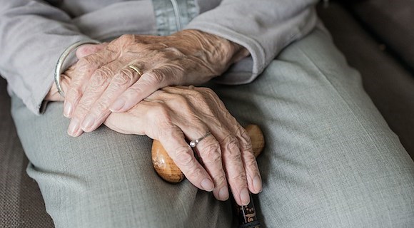 Disorientata in strada con una borsa contenente oltre 46mila euro: anziana affetta da Alzheimer soccorsa a Napoli 