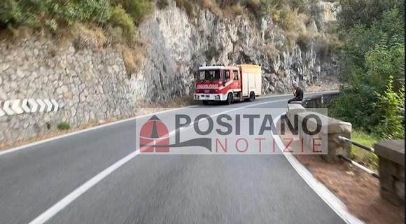 Distacco di pietre e terriccio sulla SS 163 Amalfitana: senso unico alternato a Piano di Sorrento 